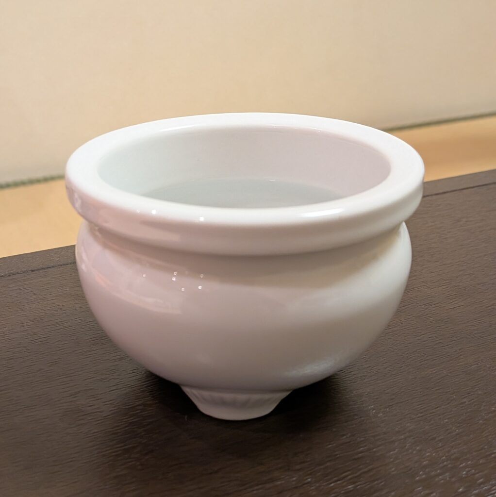 堺市での葬儀後、自宅でのお参りに使われる香炉を落ち着いた雰囲気で写した写真で、香炉の形状がわかる構図です。