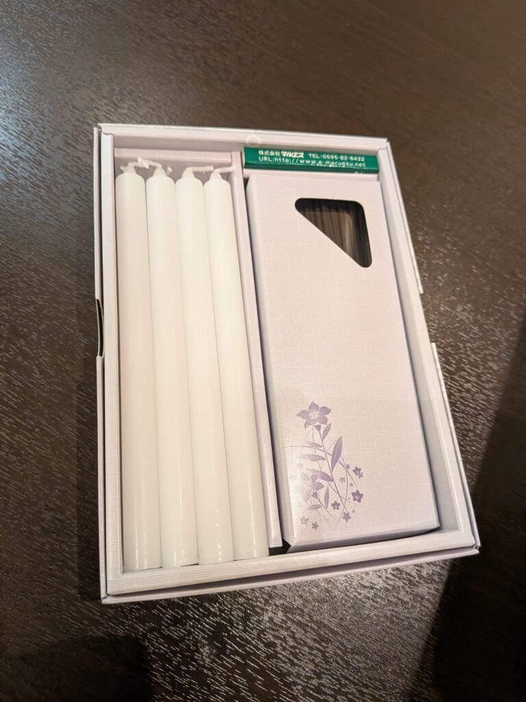 堺市での家族葬後のお参りに役立つ、ローソク・線香・マッチをひとまとめにした基本セットを紹介する画像です。