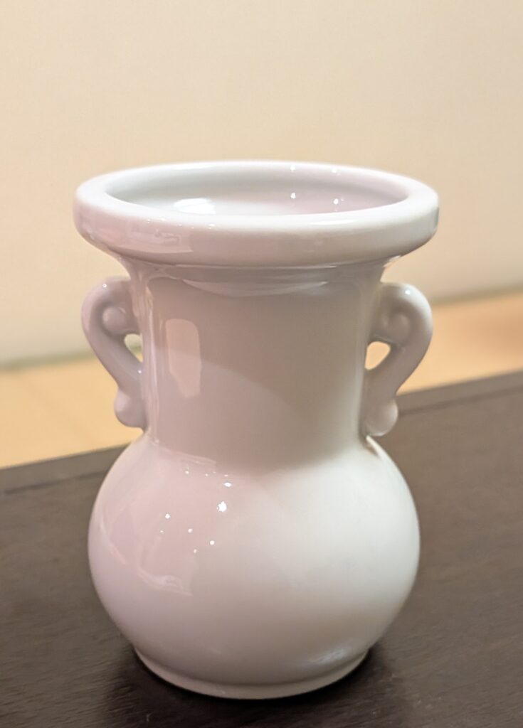 堺市の家族葬で使われる後飾り祭壇用の花瓶が置かれており、供花を備えるための落ち着いたデザインがわかる写真です。