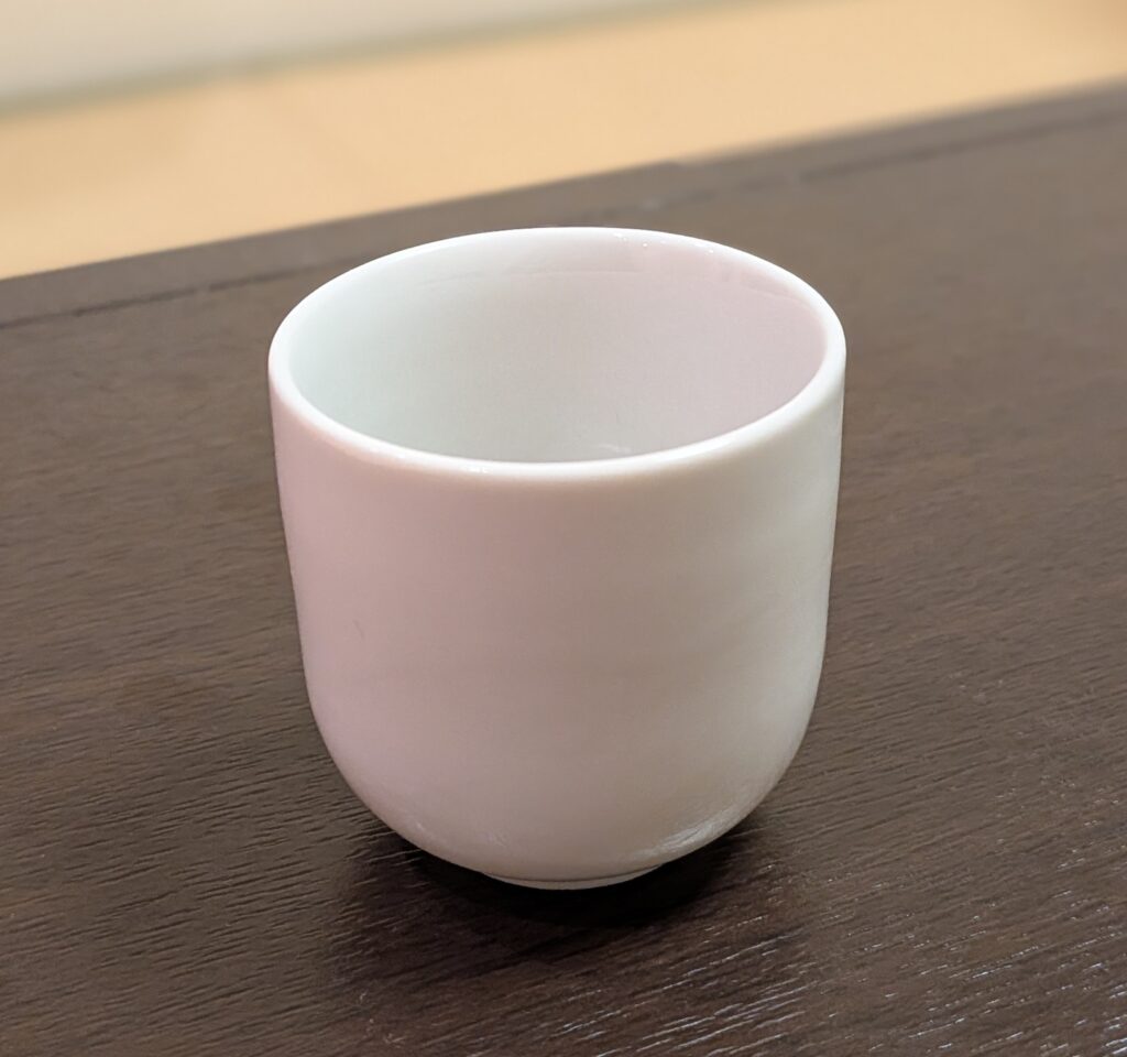 堺市の家族葬で後飾り祭壇に用いられる白い湯呑が写っており、故人への日供えに使う落ち着いた陶器の供物具がわかる写真です。