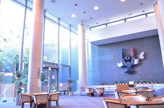 堺市立斎場の共用ロビーの様子を写した画像で、家族葬で来場された方が利用する待合スペースの雰囲気がわかる案内写真です