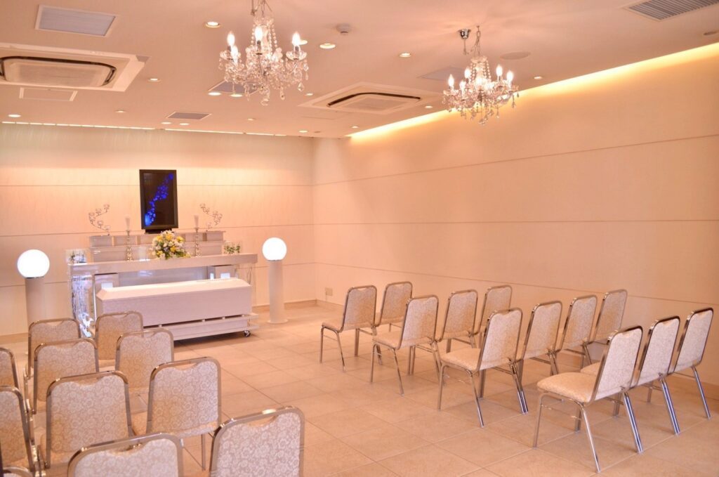 堺市で家族葬に対応する自社式場の様子を写した写真。落ち着いた環境で葬儀を行える会場です。
