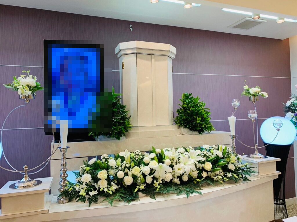 イノリテ堺深井ホールで2025年11月に執り行われた1日葬の式場風景で、堺市の落ち着いた雰囲気が伝わる写真です