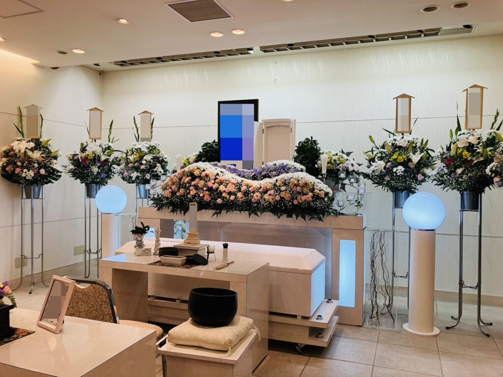 堺市北区で一日葬を行った際の、式場の雰囲気や当日の進行が分かる葬儀事例を紹介する画像です。