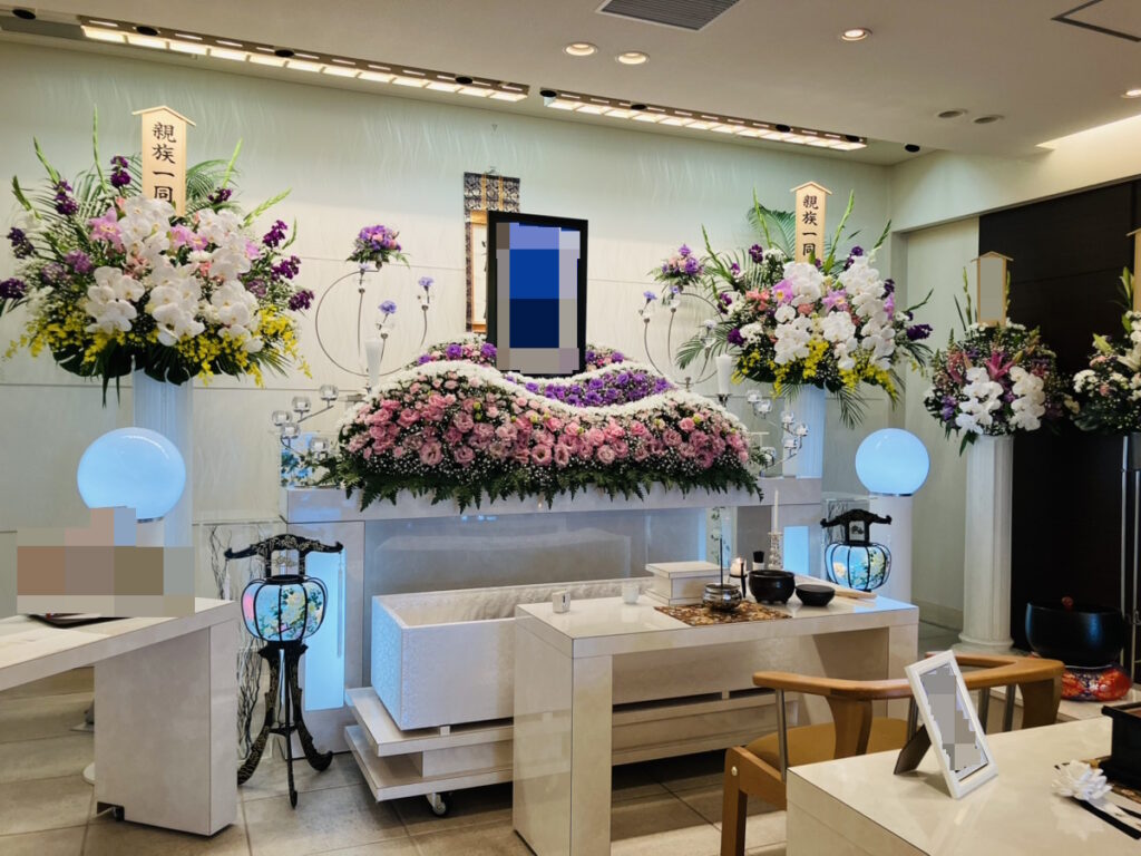 堺市中区で一日葬を行った際の、式場の雰囲気や進行の様子が分かる葬儀事例を紹介する画像です。