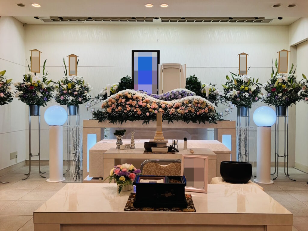 堺市北区で一日葬を行った際の、式場の雰囲気や当日の進行が分かる葬儀事例を紹介する画像です。