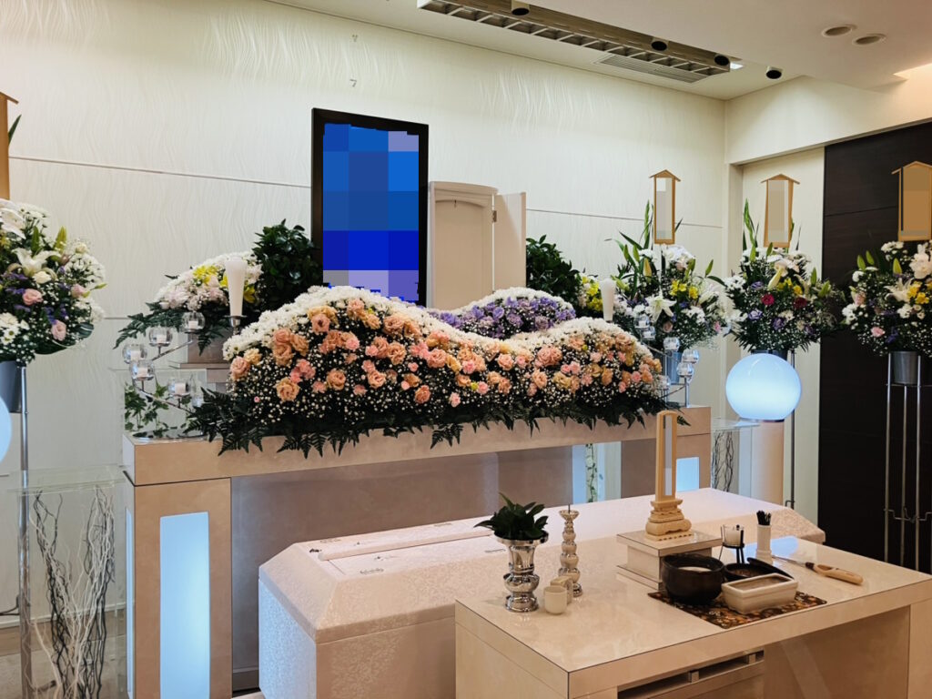 堺市北区で一日葬を行った際の、式場の雰囲気や当日の進行が分かる葬儀事例を紹介する画像です。