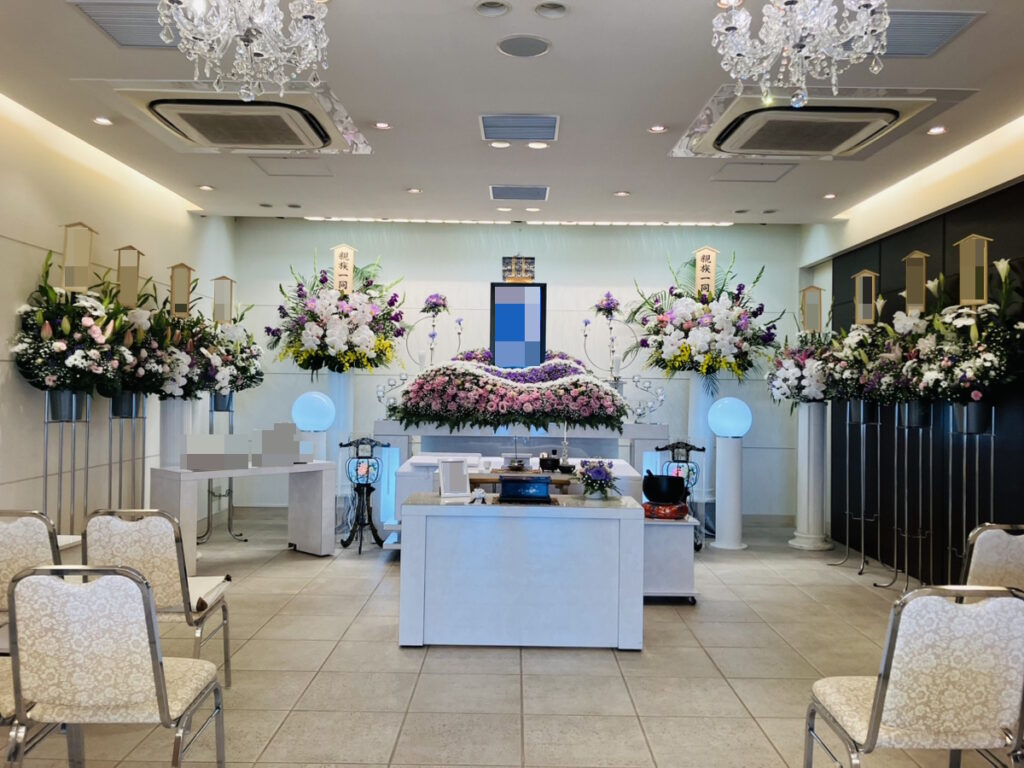 堺市中区で一日葬を行った際の、式場の雰囲気や進行の様子が分かる葬儀事例を紹介する画像です。