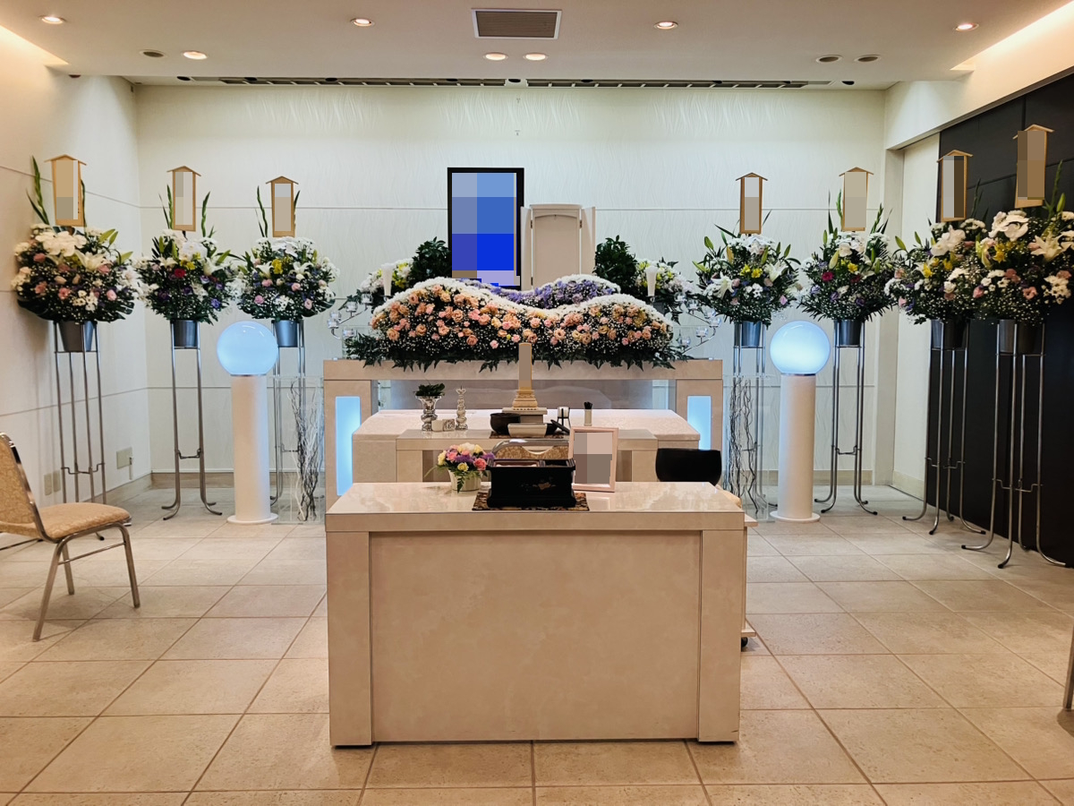 堺市北区で一日葬を行った際の、式場の雰囲気や当日の進行が分かる葬儀事例を紹介する画像です。