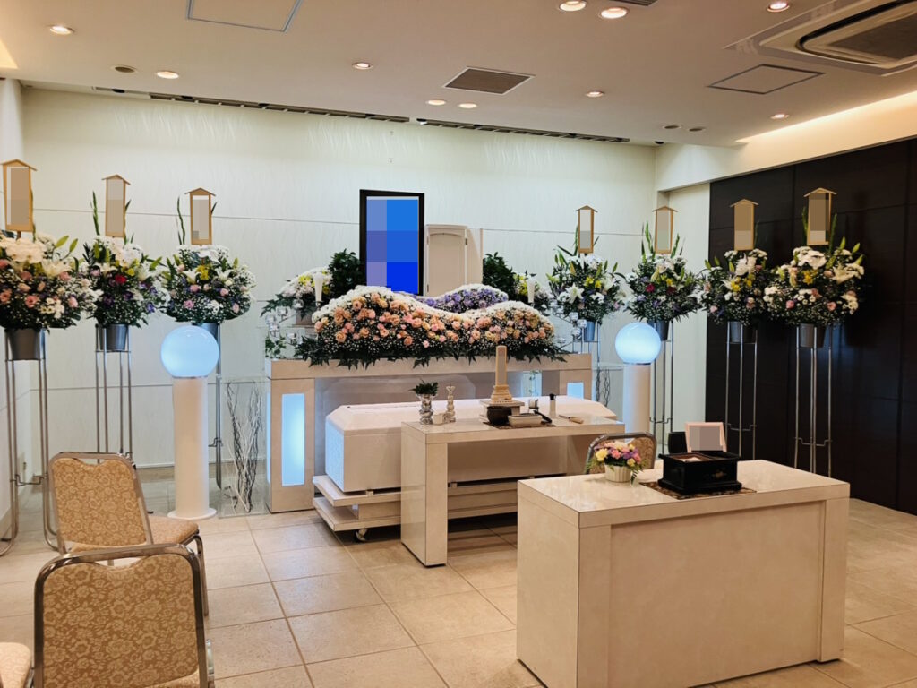 堺市北区で一日葬を行った際の、式場の雰囲気や当日の進行が分かる葬儀事例を紹介する画像です。