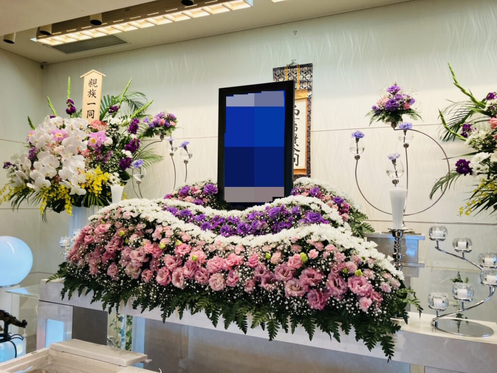 堺市中区で一日葬を行った際の、式場の雰囲気や進行の様子が分かる葬儀事例を紹介する画像です。