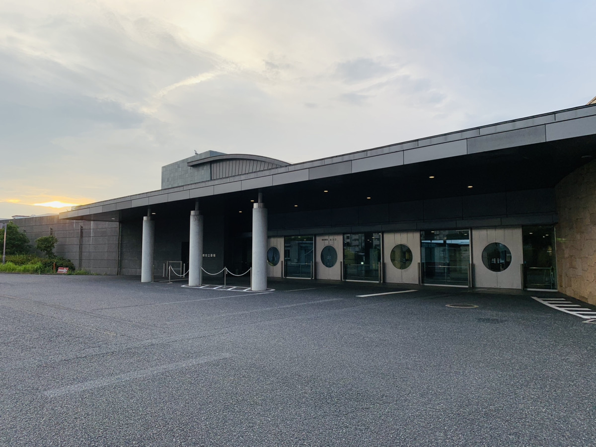 堺市立斎場の入り口を撮影した写真で、堺市で葬儀や家族葬を検討する方が施設の位置や雰囲気を把握しやすい案内画像です。