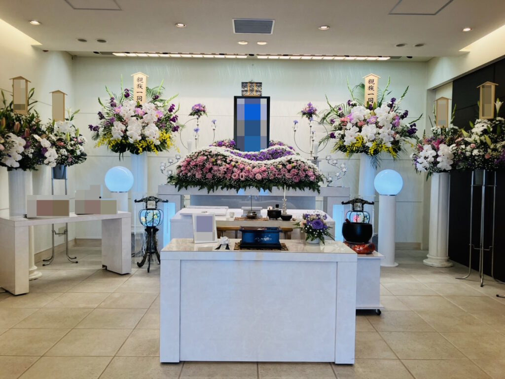 堺市中区で一日葬を行った際の、式場の雰囲気や進行の様子が分かる葬儀事例を紹介する画像です。