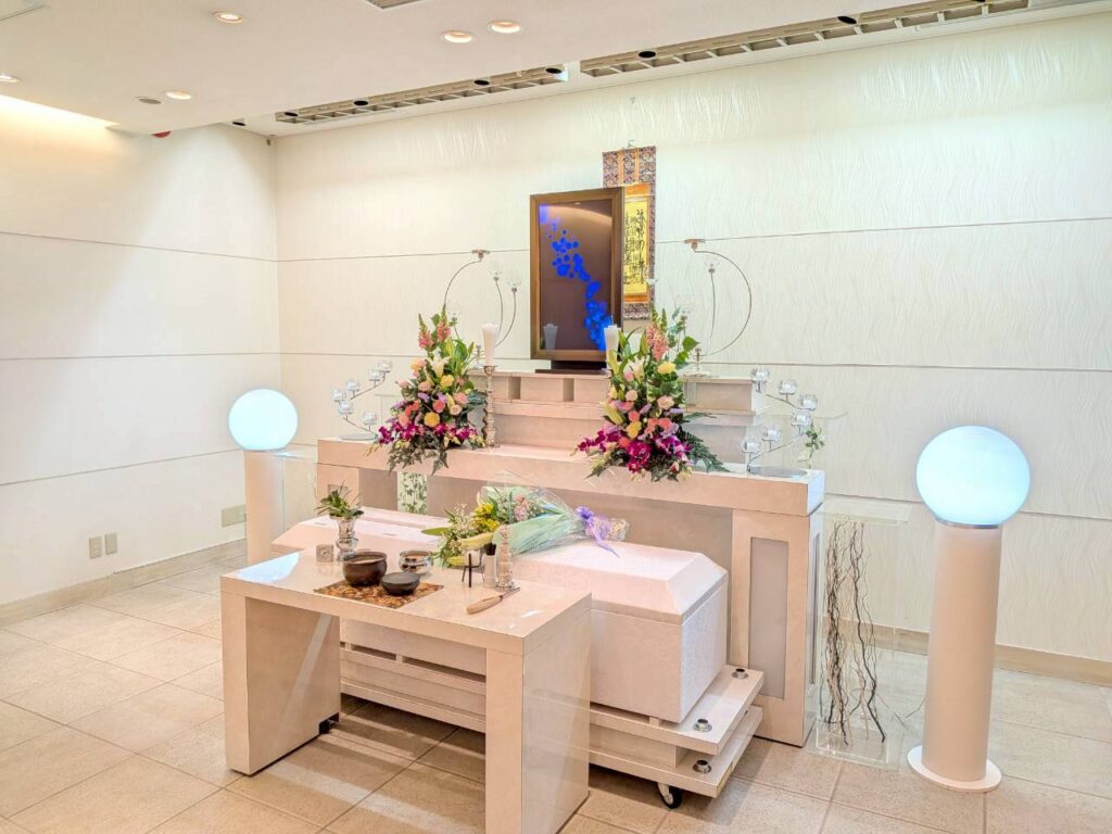 堺市で1月12日に行われた井上家様の火葬式にて、右側から撮影した色花が映える花祭壇の様子