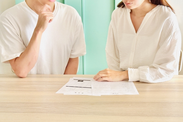 堺市で家族葬や葬儀について話し合う場面を想定し、親子が落ち着いた雰囲気で向き合う様子を表したイメージ