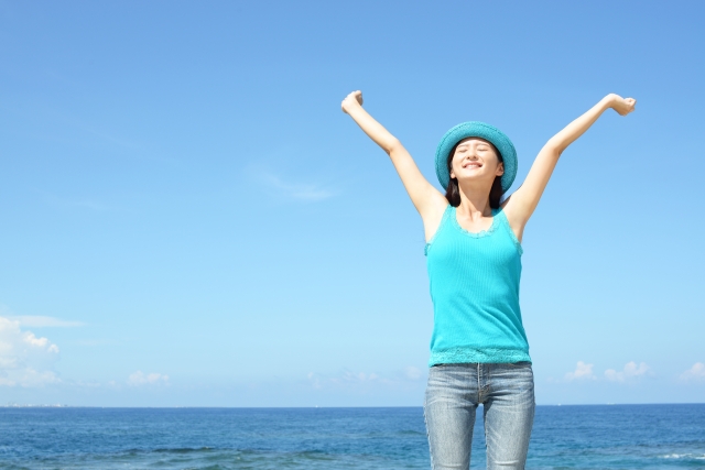 堺市の家族葬後、静かな部屋で前を向くご遺族の姿