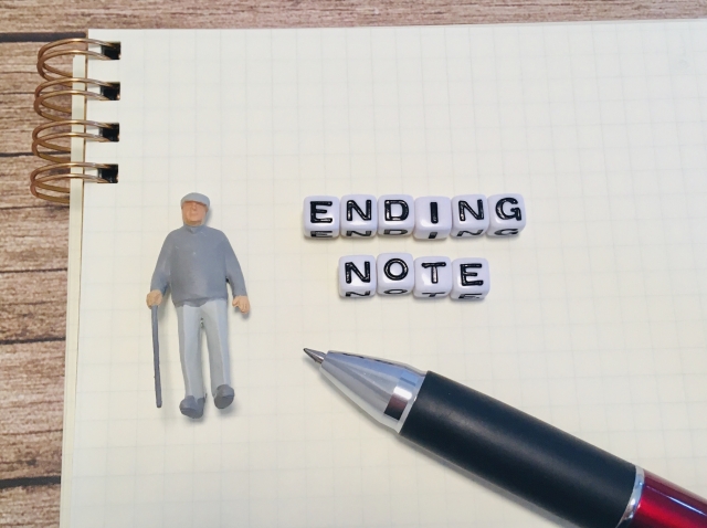 堺市で家族葬や葬儀の事前準備として、エンディングノートとおじいさんが映る穏やかな場面を表したイメージ