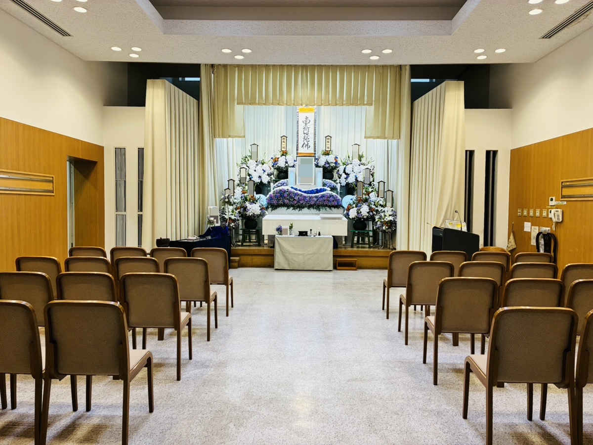 堺市南区のご家族が堺市立斎場で執り行った葬儀事例として、式場の様子や当日の流れが分かる写真です。