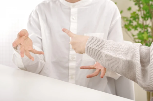 堺市で家族葬を執り行うにあたり、葬儀費用の支払い義務や慣習について、遺族が話し合っている様子。