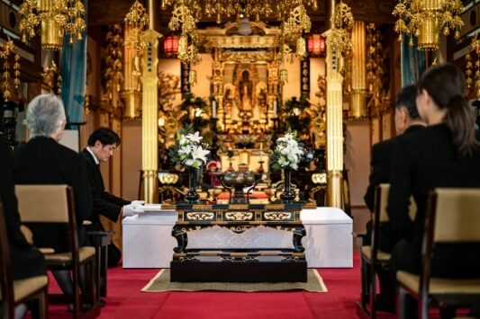 堺市で家族葬を行ったご遺族が、葬儀費用の相続税控除(債務控除)について、考えている様子。