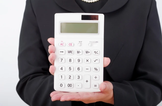 堺市で家族葬を検討するご遺族が、故人の預貯金口座の凍結や仮払い制度の手続きについて考えている様子。