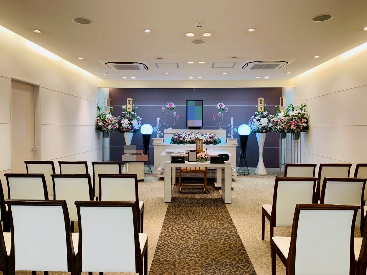 堺市中区で家族葬を行い祭壇前で静かに見送るご家族の葬儀の様子