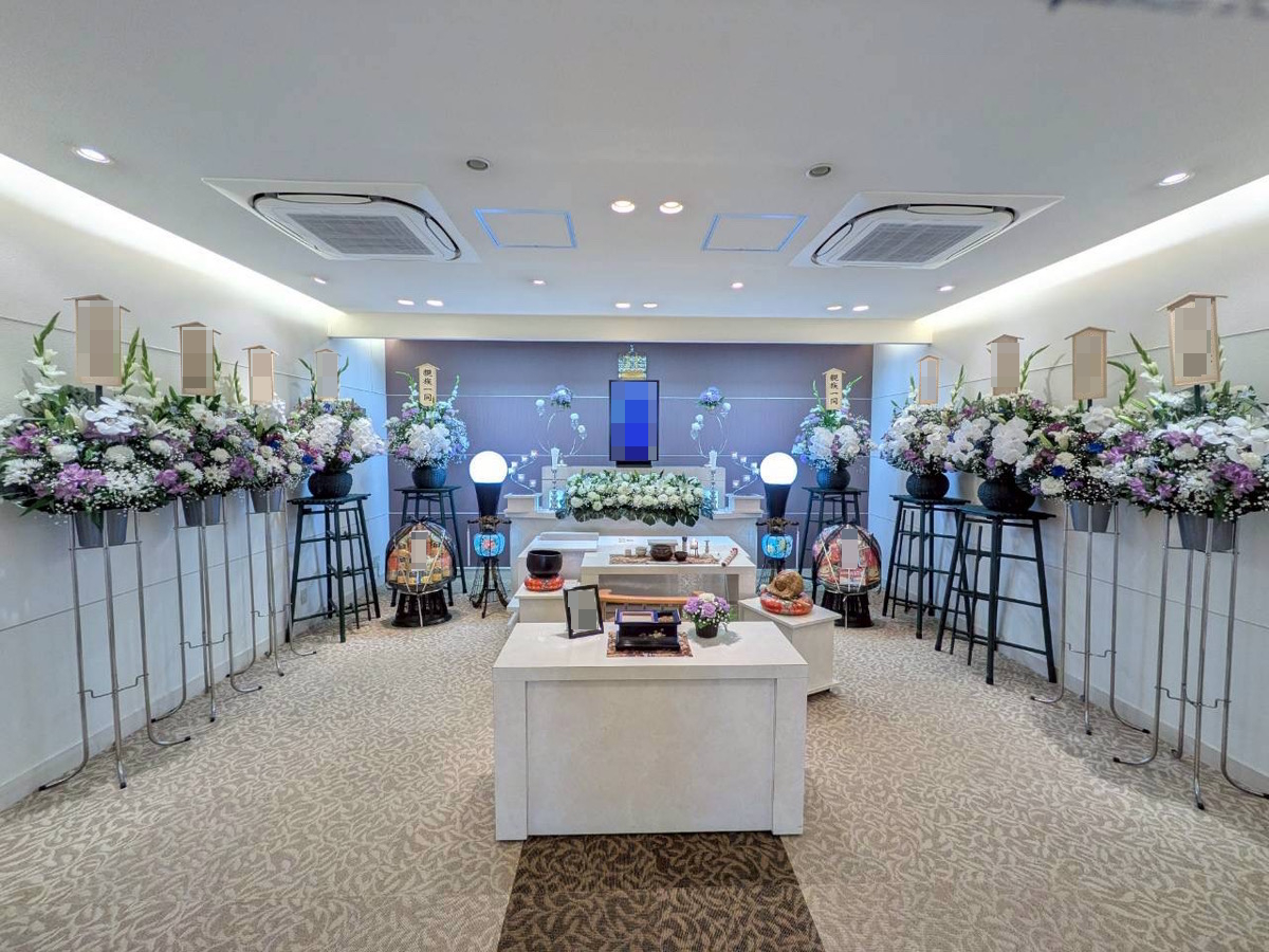 堺市中区で行われた家族葬の祭壇前でご家族が見送る葬儀の様子