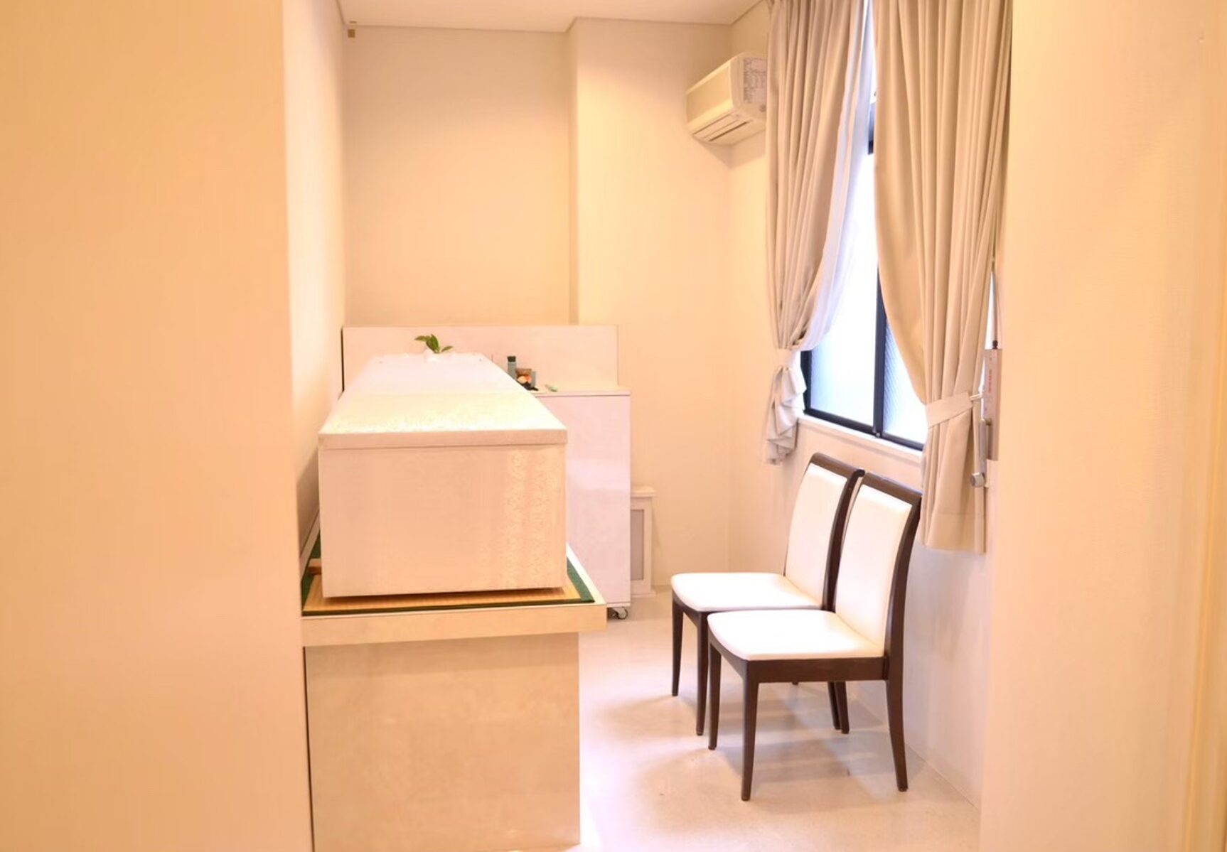 堺市の家族葬INORITE堺深井ホール霊安室で故人をご安置する様子