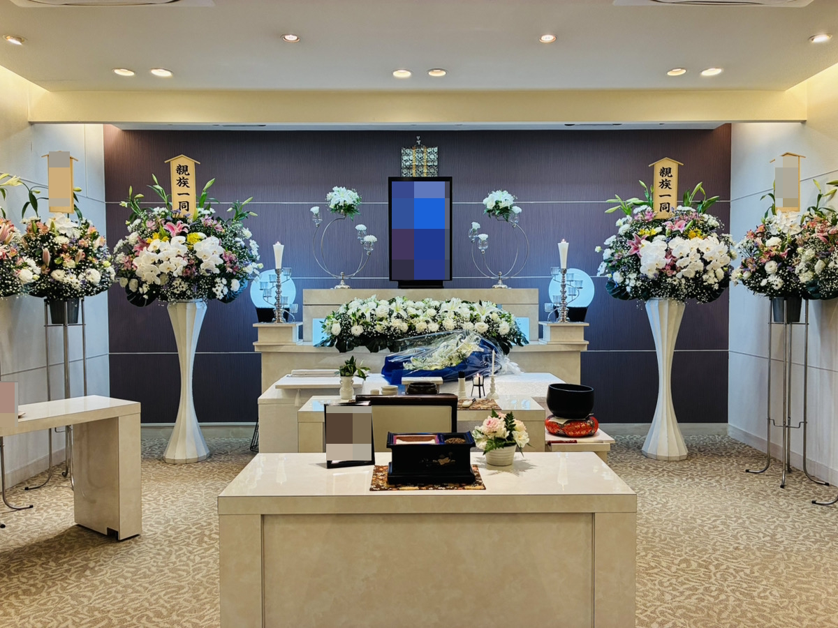 堺市中区で家族葬を行い祭壇前で静かに見送るご家族の葬儀の様子