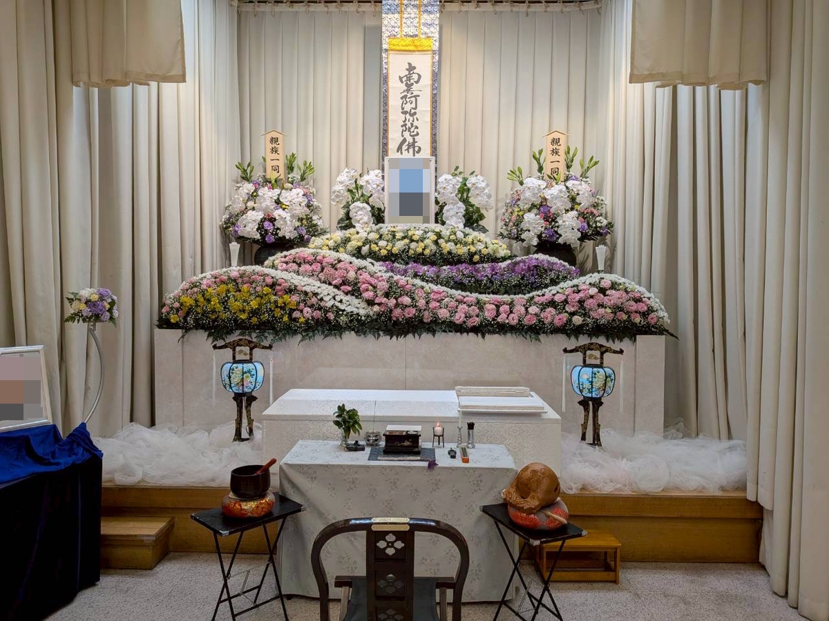 堺市南区のご家族が堺市立斎場で執り行った葬儀事例として、式場の様子や当日の流れが分かる写真です。