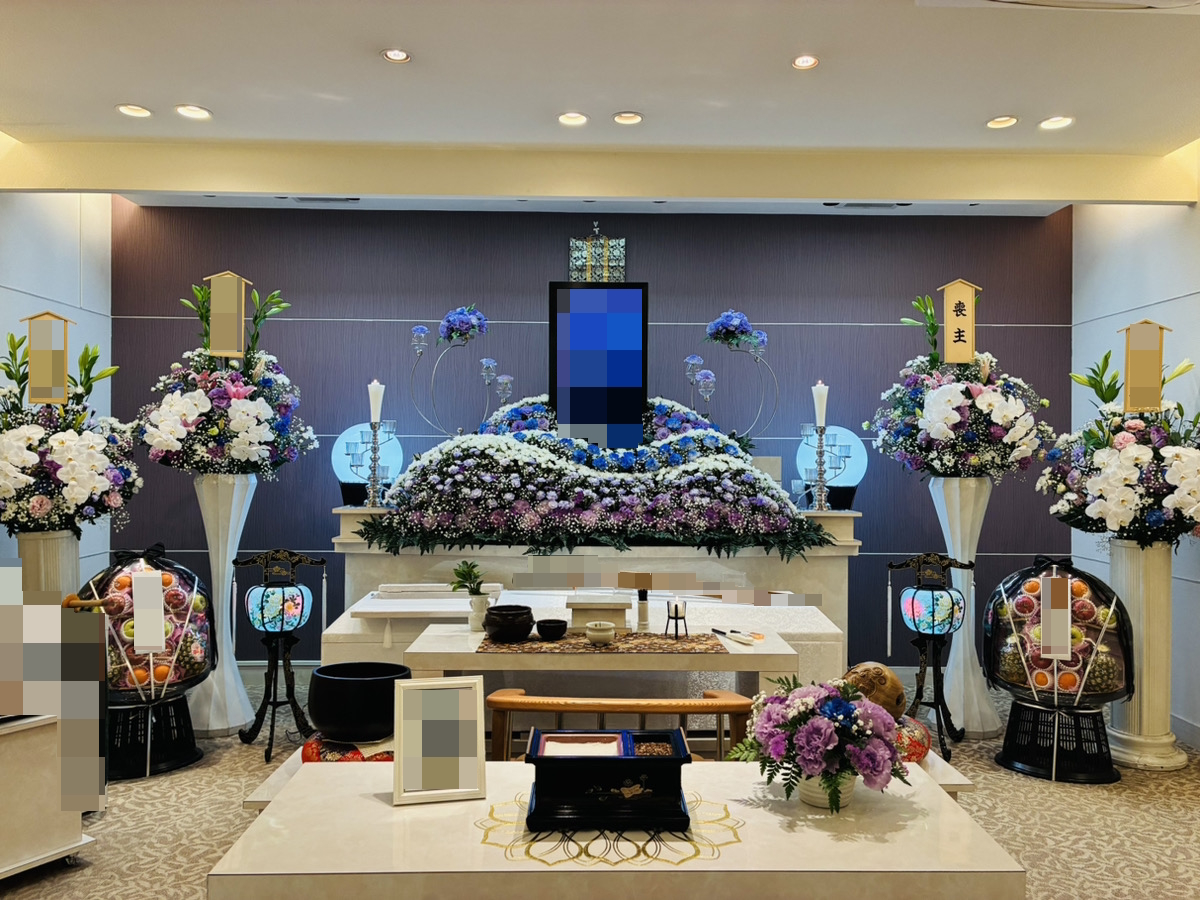 堺市中区で家族葬が執り行われ祭壇前で静かに故人を見送るご家族の様子