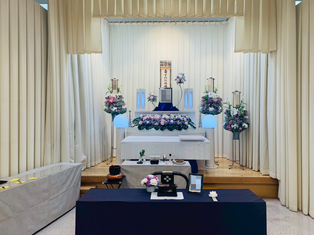 堺市東区のご家族が堺市立斎場で執り行った葬儀事例として、式場の様子や当日の流れが分かる写真です。