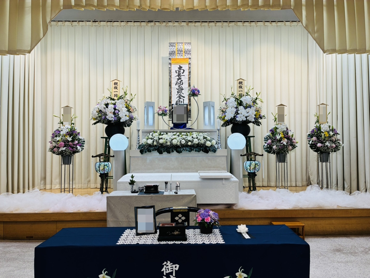 堺市西区のご家族が堺市立斎場で執り行った葬儀事例として、式場の様子や当日の流れが分かる写真です。