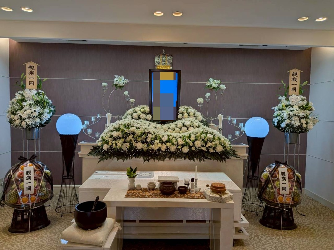 堺市のイノリテ堺深井ホールで行われた佐藤家様の家族葬にて、白で統一された花祭壇の写真。