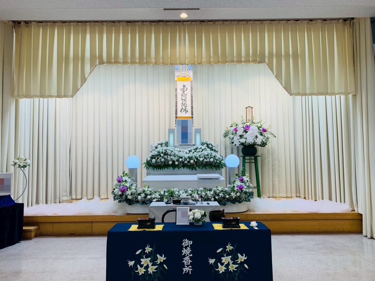 堺市西区のご家族が一日葬にて執り行われ祭壇前で静かに故人を見送るご様子