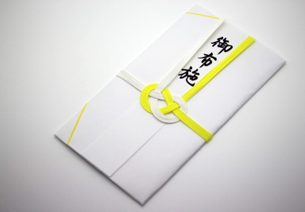 堺市で満中陰法要後に納骨や会食を行うご家族の様子