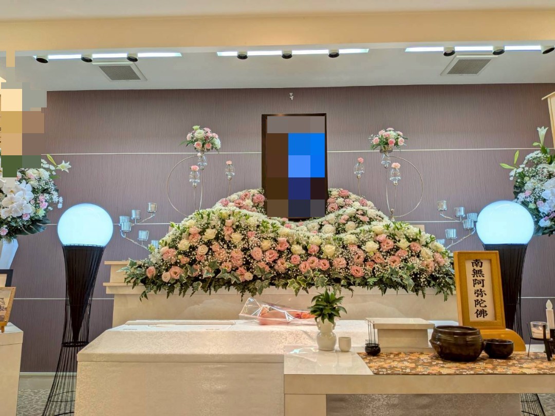 堺市中区の深井ホールで執り行われた家族葬の花祭壇。ピンクと白の花々で優しく彩られた祭壇の様子です。