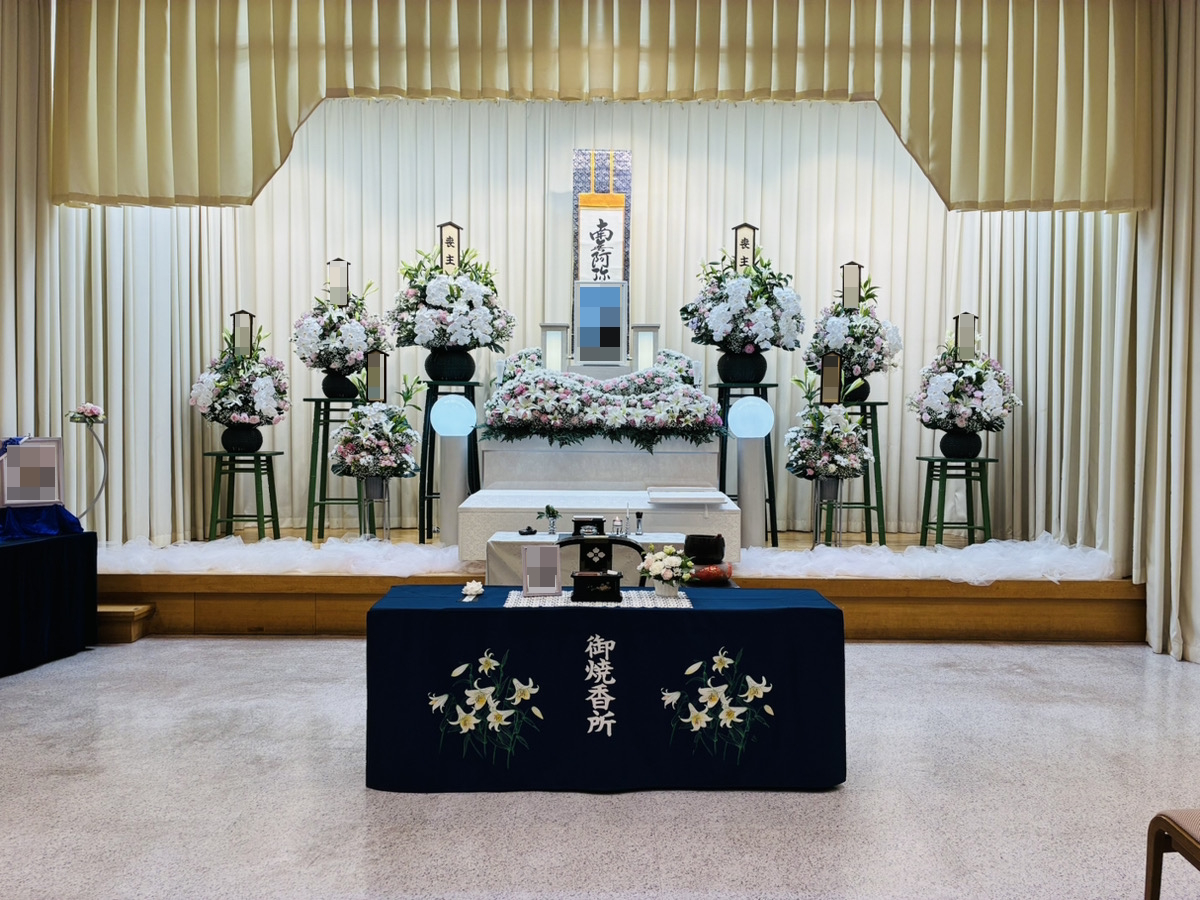 堺市東区で家族葬が執り行われ祭壇前で静かに故人を見送るご家族の様子