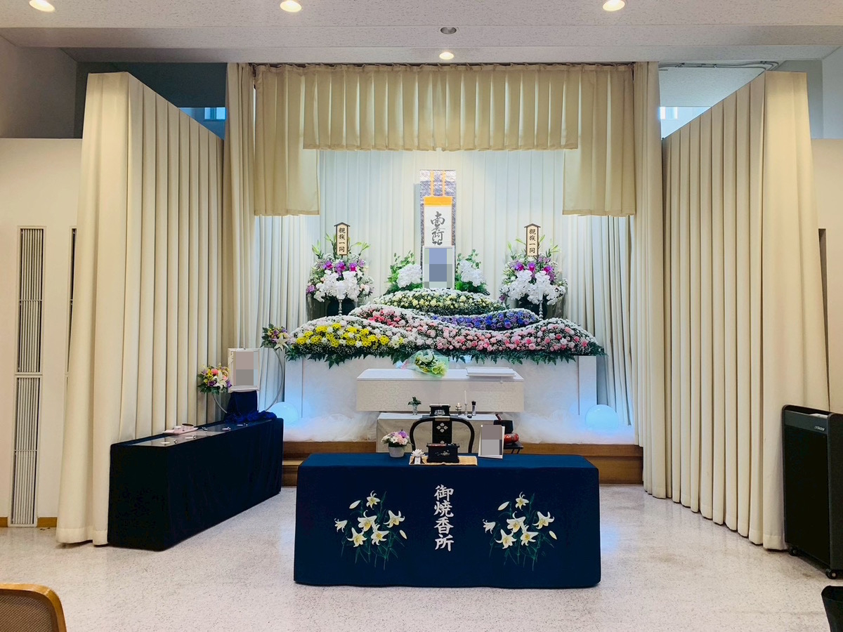 堺市中区のご家族が一日葬にて執り行われ祭壇前で静かに故人を見送るご様子