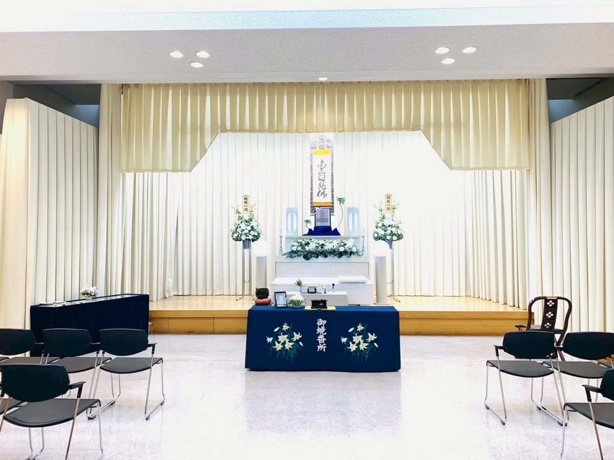 堺市南区で家族葬が執り行われ祭壇前で静かに故人を見送るご家族の様子
