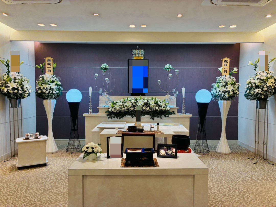 堺市中区のINORITE堺深井ホールで施行された川上家の葬儀の花祭壇を写した写真です。